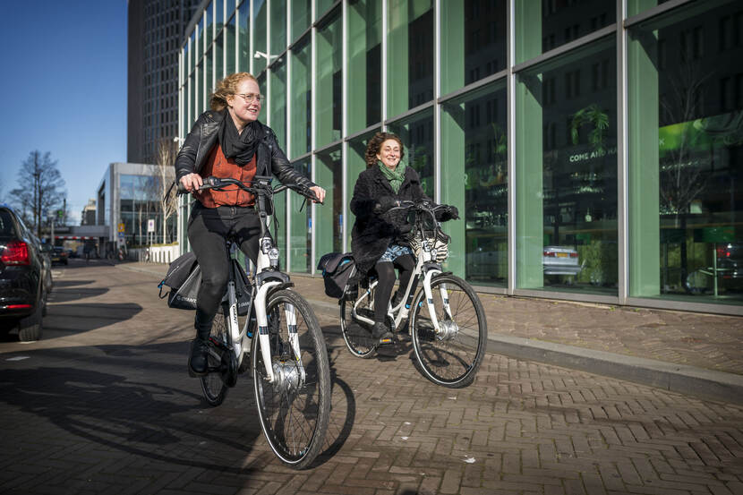 Mensen fietsend op een zakelijke lease e-bike van MobiLease